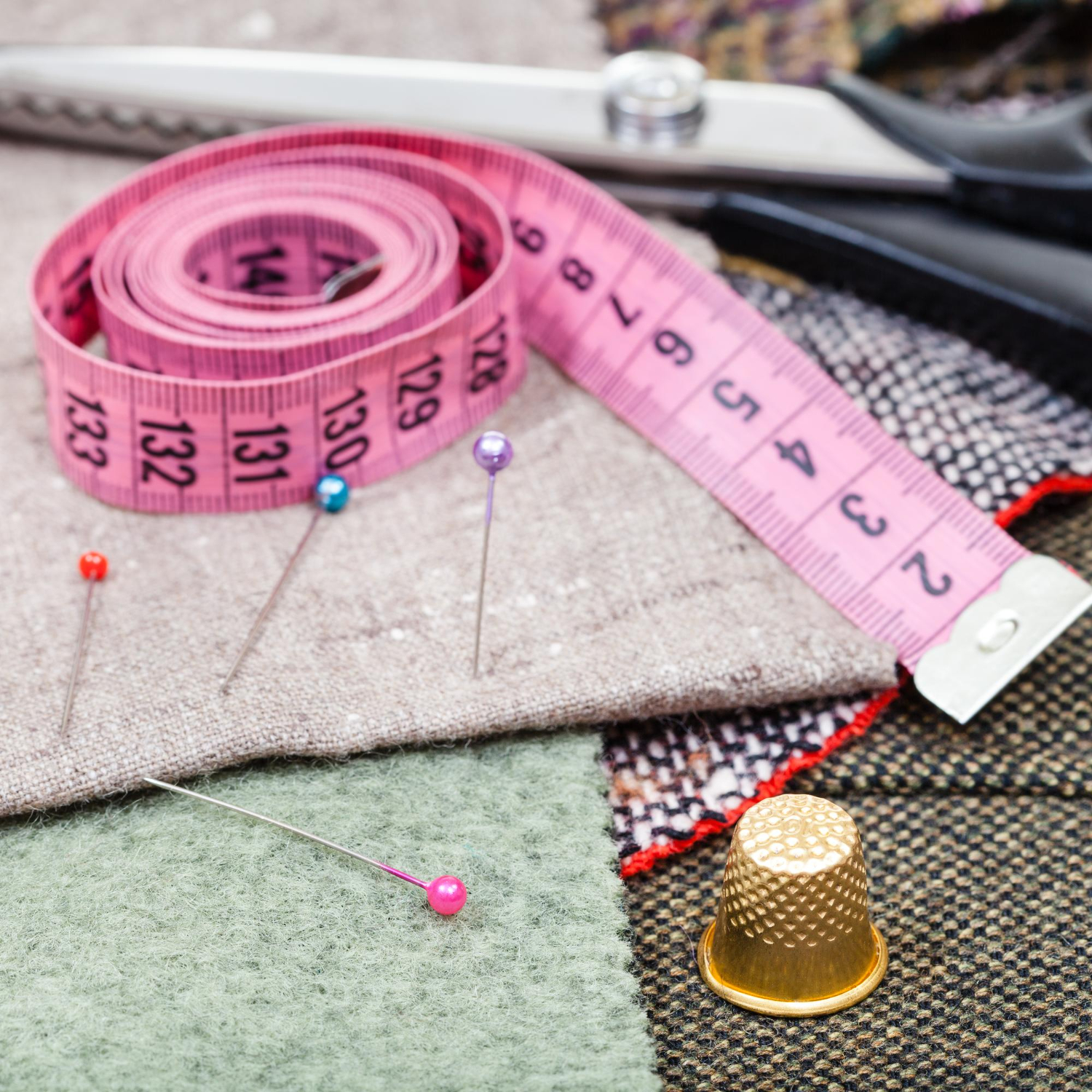 Atelier de couture artisanale avec tissus et matériel de retouche